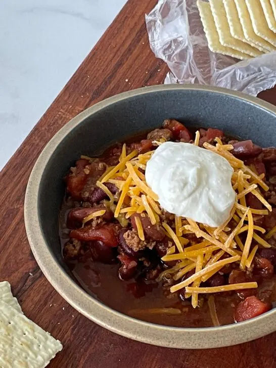 easy slow cooker beef and bean chili recipe with saltine crackers.