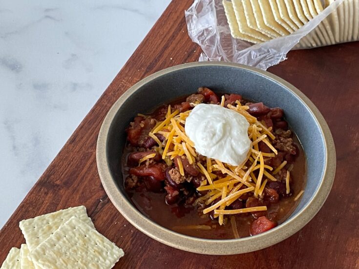 easy slow cooker beef and bean chili recipe with saltine crackers.