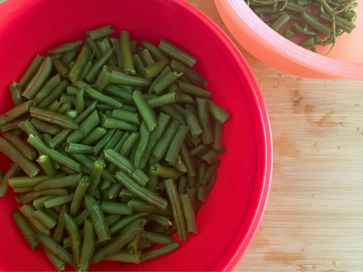 Snapped green beans ready to be cooked.