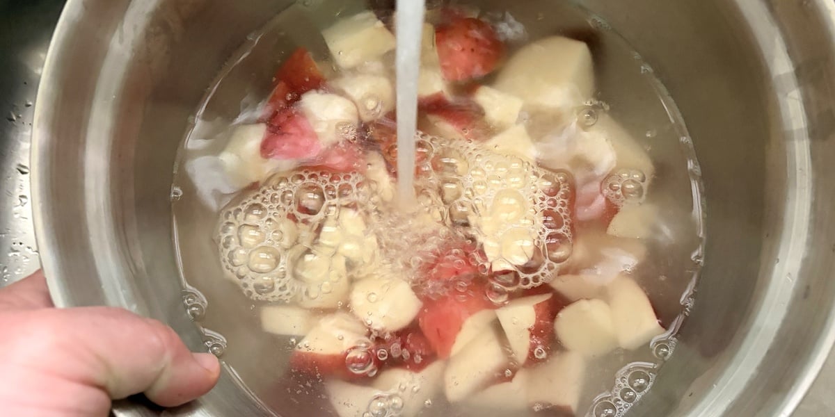 Rinsing diced potatoes to remove starch before air frying
